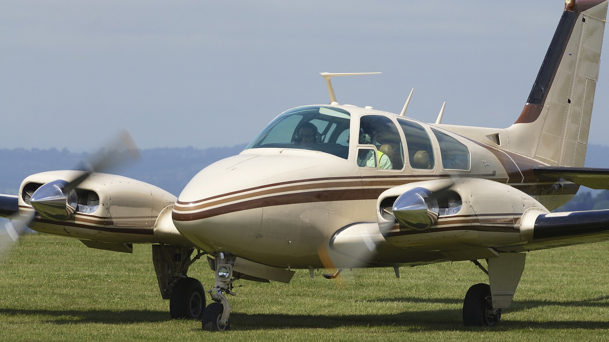 Beechcraft Baron 58 capturé en plein vol, représentant l’excellence des vols d’affaires.