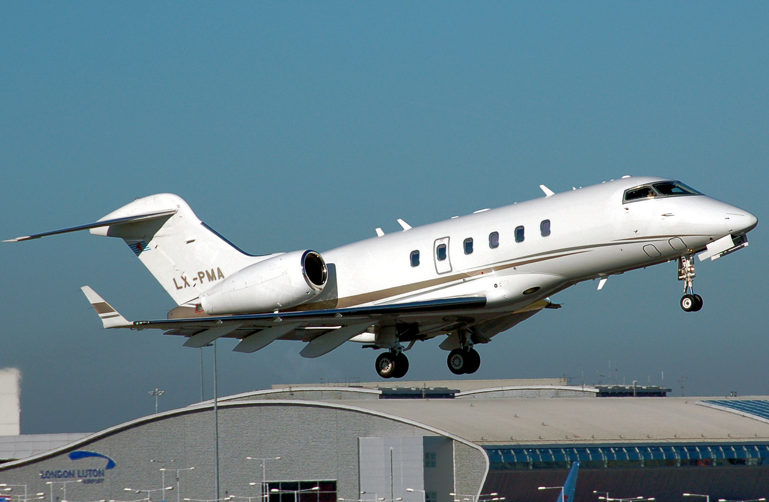 Le Challenger 350, un super-midsize-jet, photographié sur un tarmac prêt au départ.
