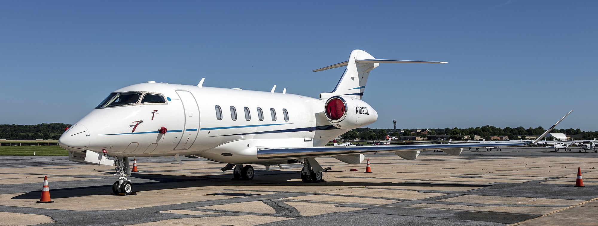 Challenger 3500 capturé en plein vol, représentant l’excellence des vols d’affaires.