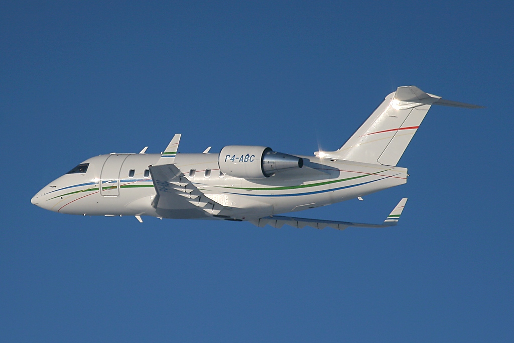 Challenger 600 capturé en plein vol, représentant l’excellence des vols d’affaires.