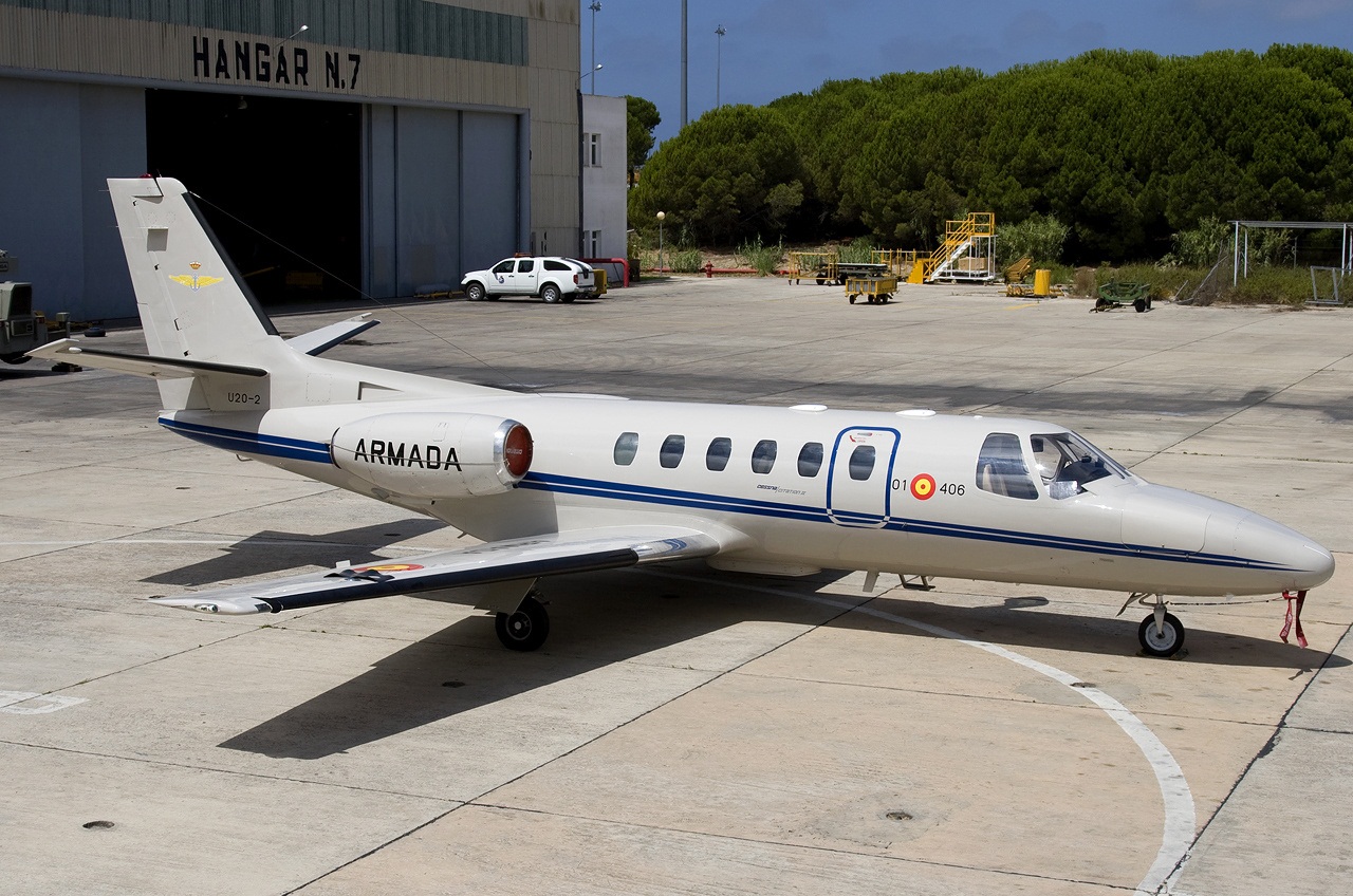 Le Citation Bravo, un light-jet, photographié sur un tarmac prêt au départ.