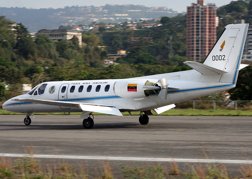 Citation Bravo capturé en plein vol, représentant l’excellence des vols d’affaires.