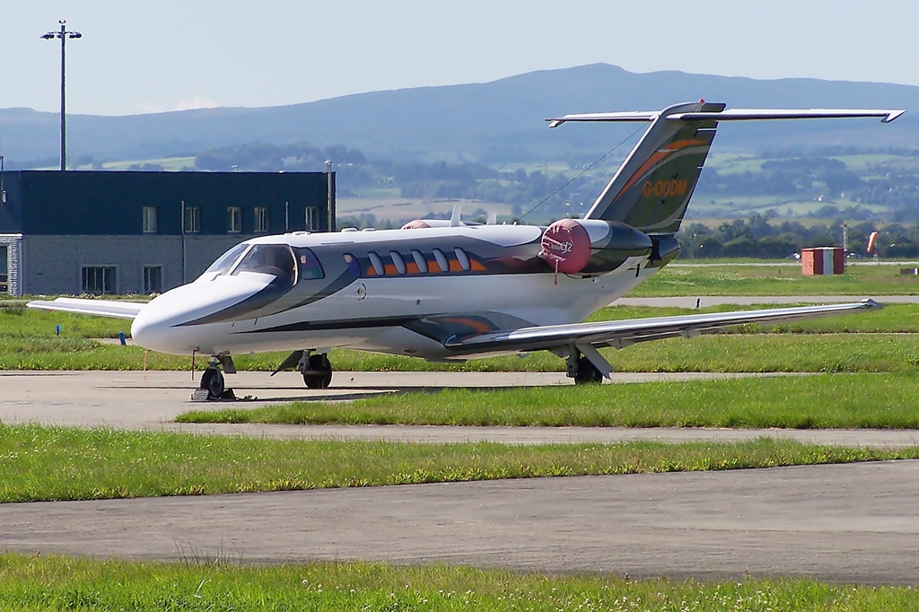 Le Citation CJ2, un light-jet, photographié sur un tarmac prêt au départ.