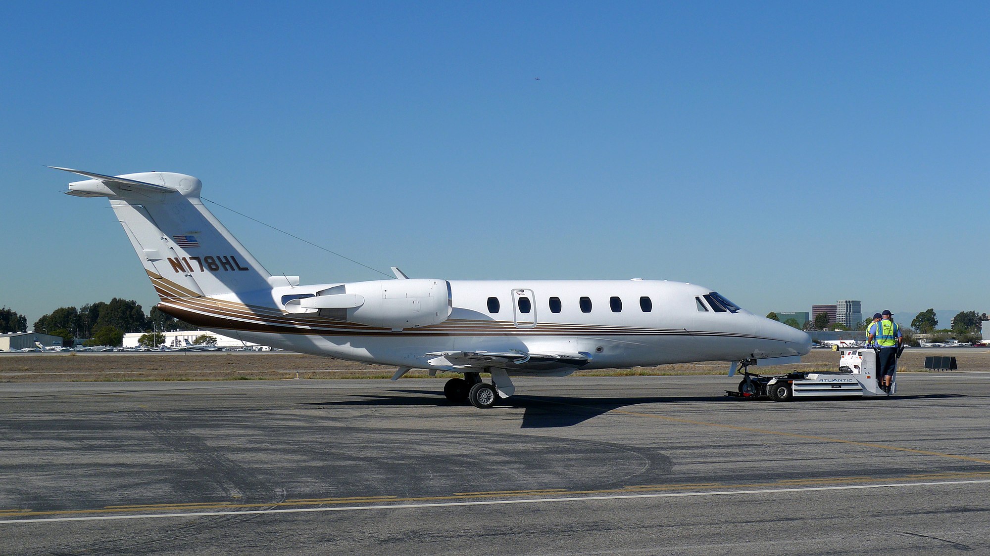 Photo du Citation III devant un terminal, prêt à accueillir ses passagers.