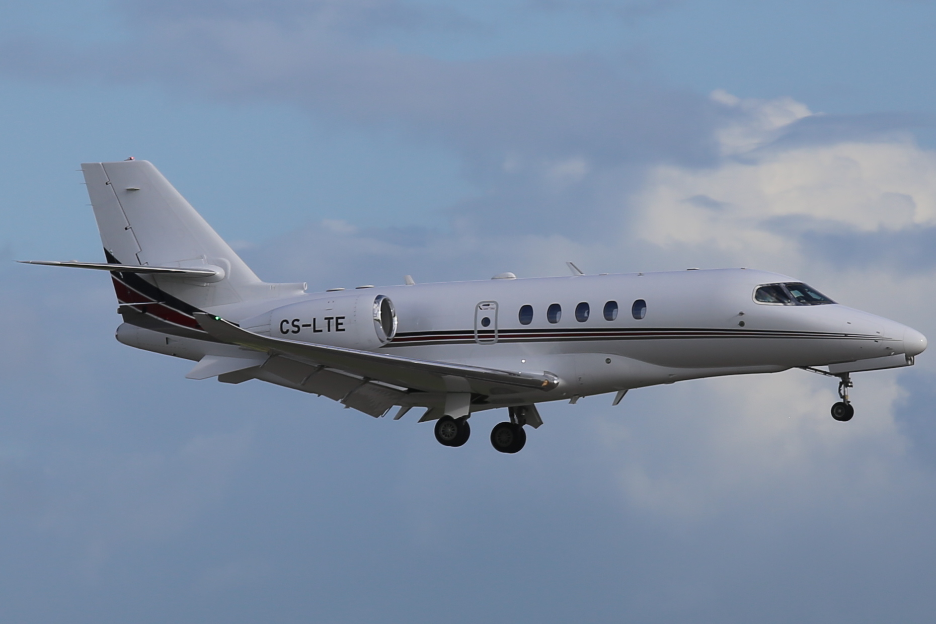Le Citation Latitude, un super-midsize-jet, photographié sur un tarmac prêt au départ.