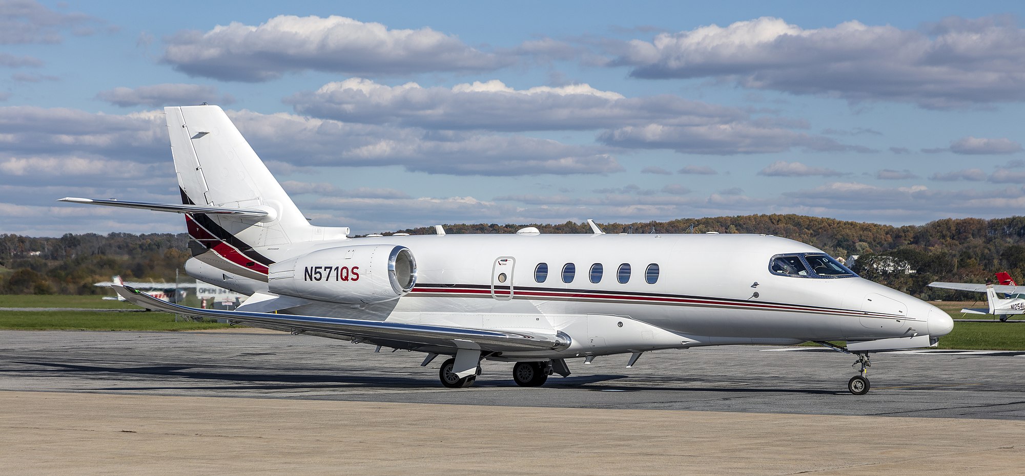 Citation Latitude capturé en plein vol, représentant l’excellence des vols d’affaires.