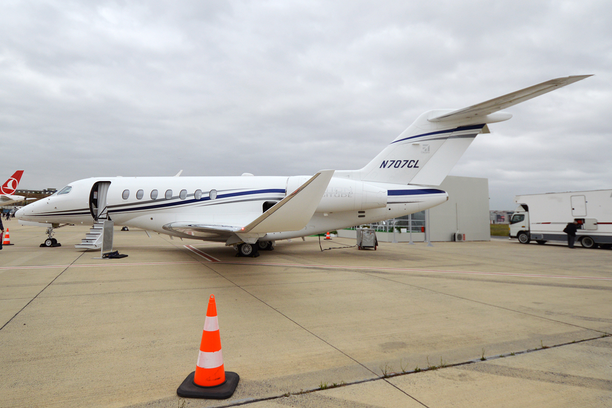 Le Citation Longitude, un super-midsize-jet, photographié sur un tarmac prêt au départ.