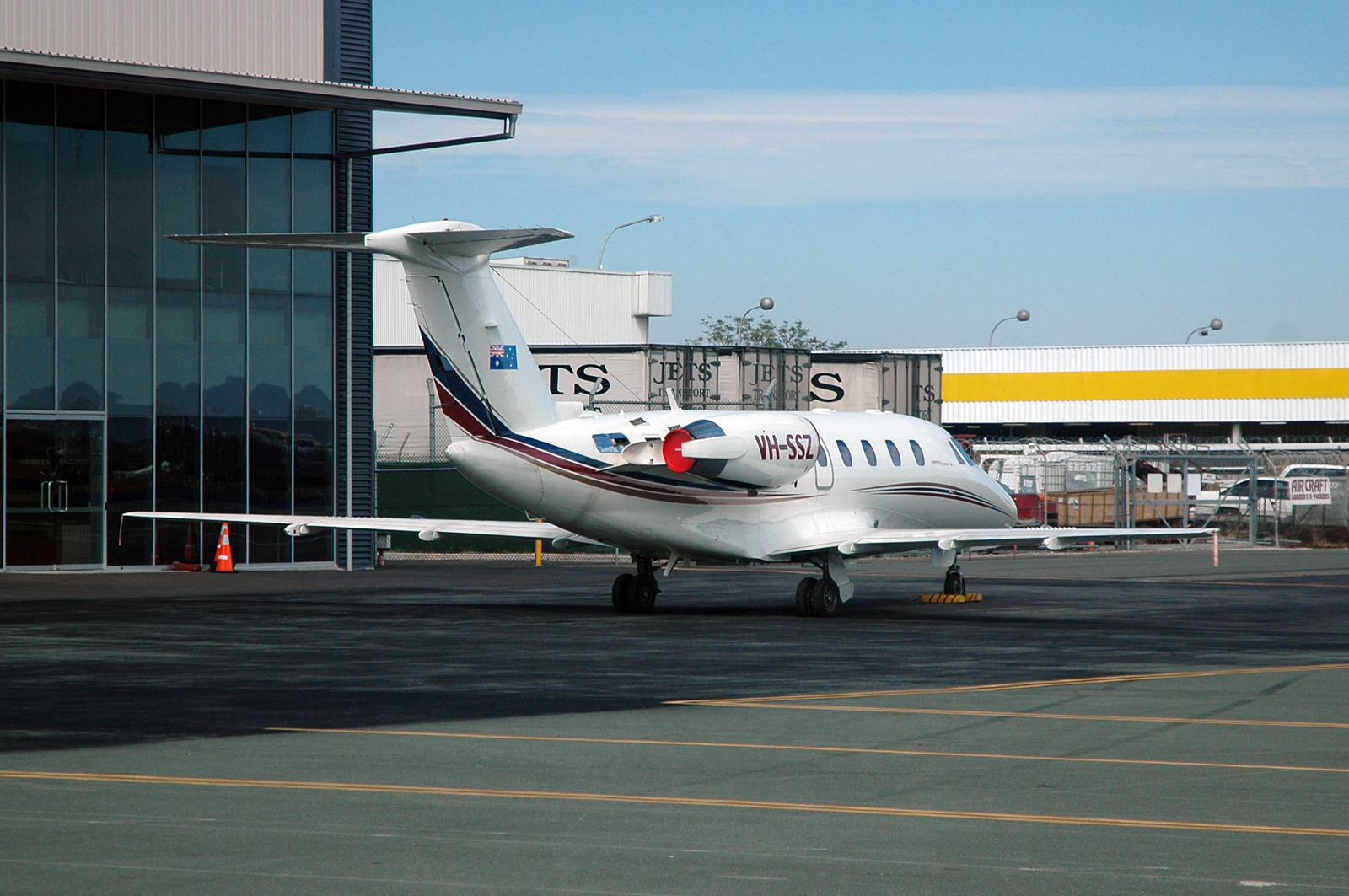 Photo du Citation VI devant un terminal, prêt à accueillir ses passagers.