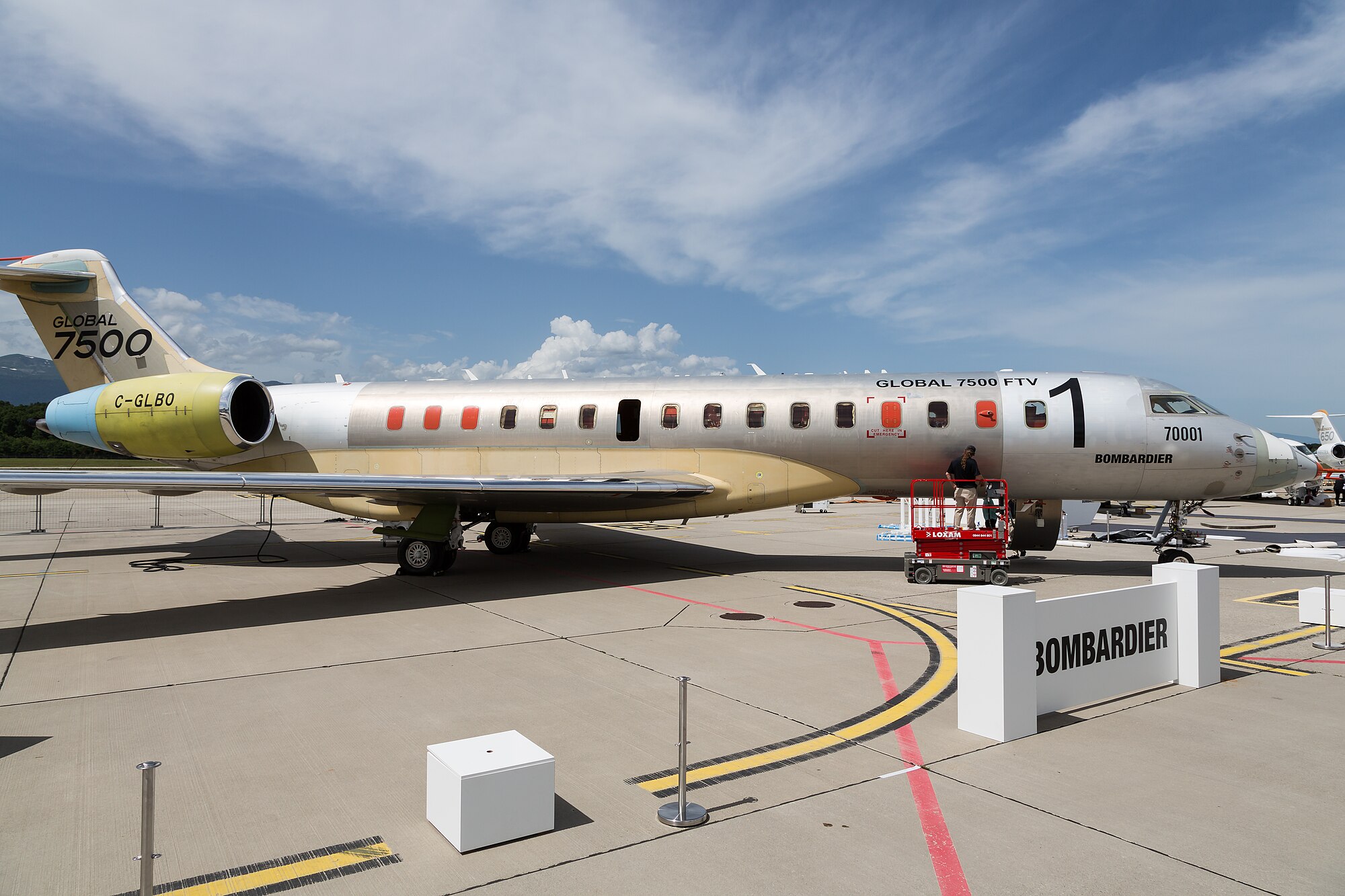 Global 7000 capturé en plein vol, représentant l’excellence des vols d’affaires.