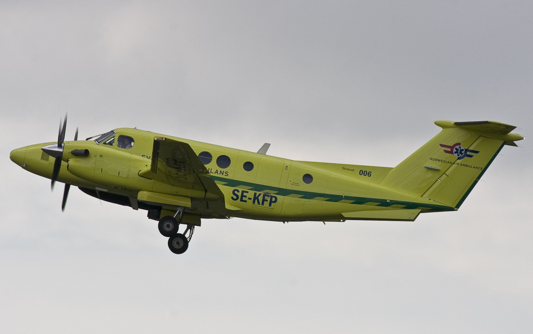 King Air 100 capturé en plein vol, représentant l’excellence des vols d’affaires.