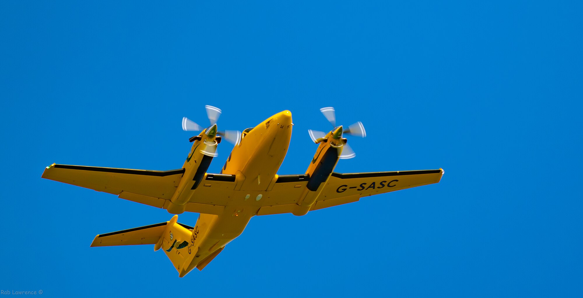 King Air 250 capturé en plein vol, représentant l’excellence des vols d’affaires.