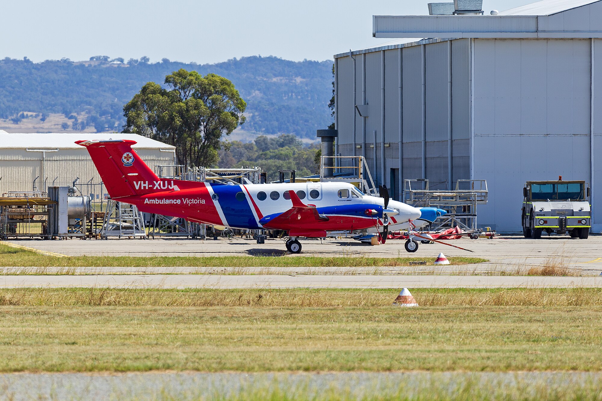 Photo du King Air 260 devant un terminal, prêt à accueillir ses passagers.