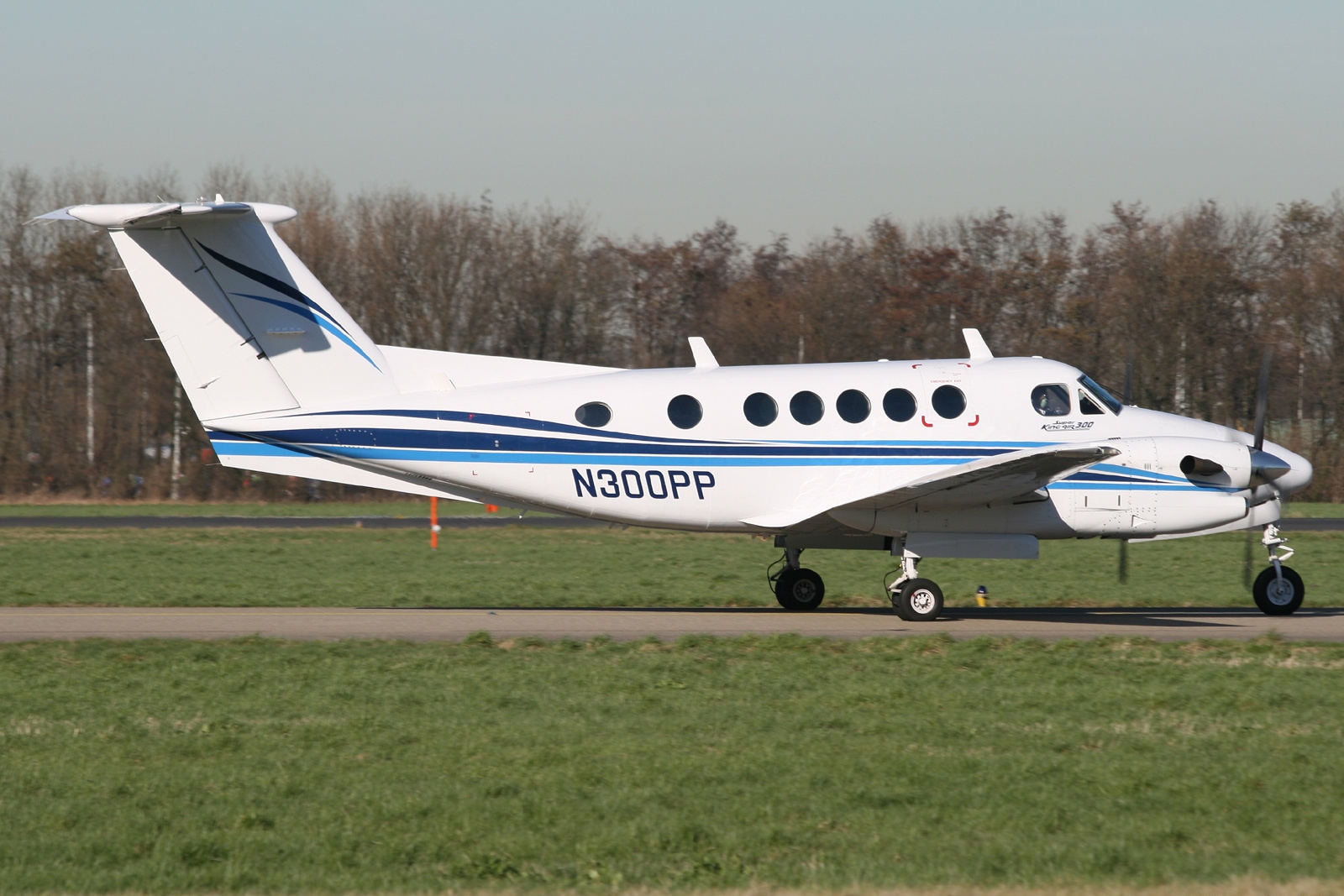 Le King Air 300, un turbopropulseur, photographié sur un tarmac prêt au départ.