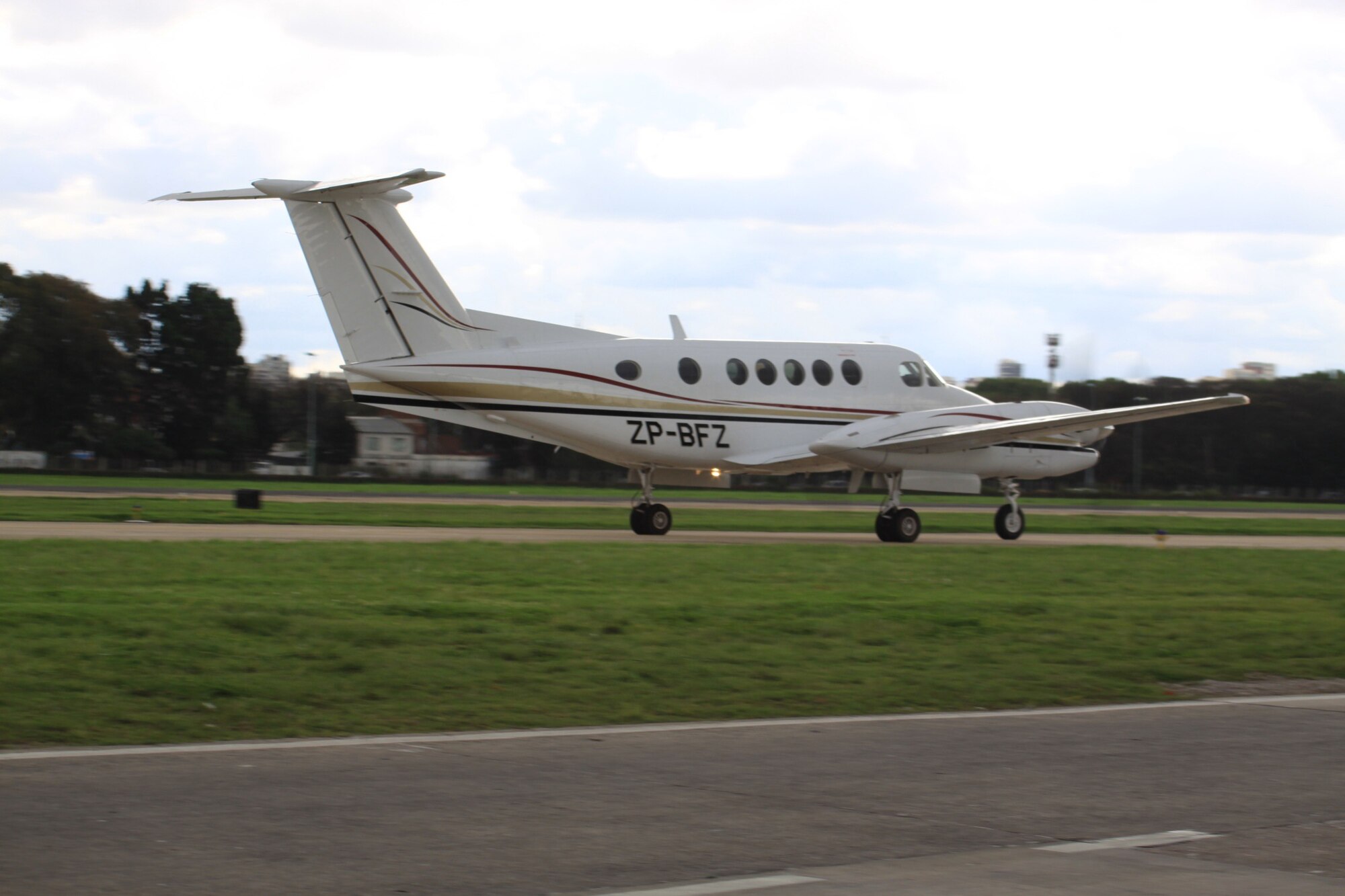 King Air 300 capturé en plein vol, représentant l’excellence des vols d’affaires.