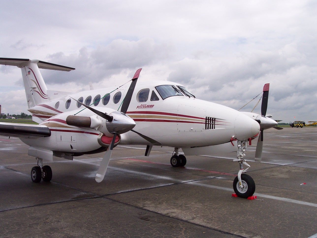Le King Air 350, un turbopropulseur, photographié sur un tarmac prêt au départ.