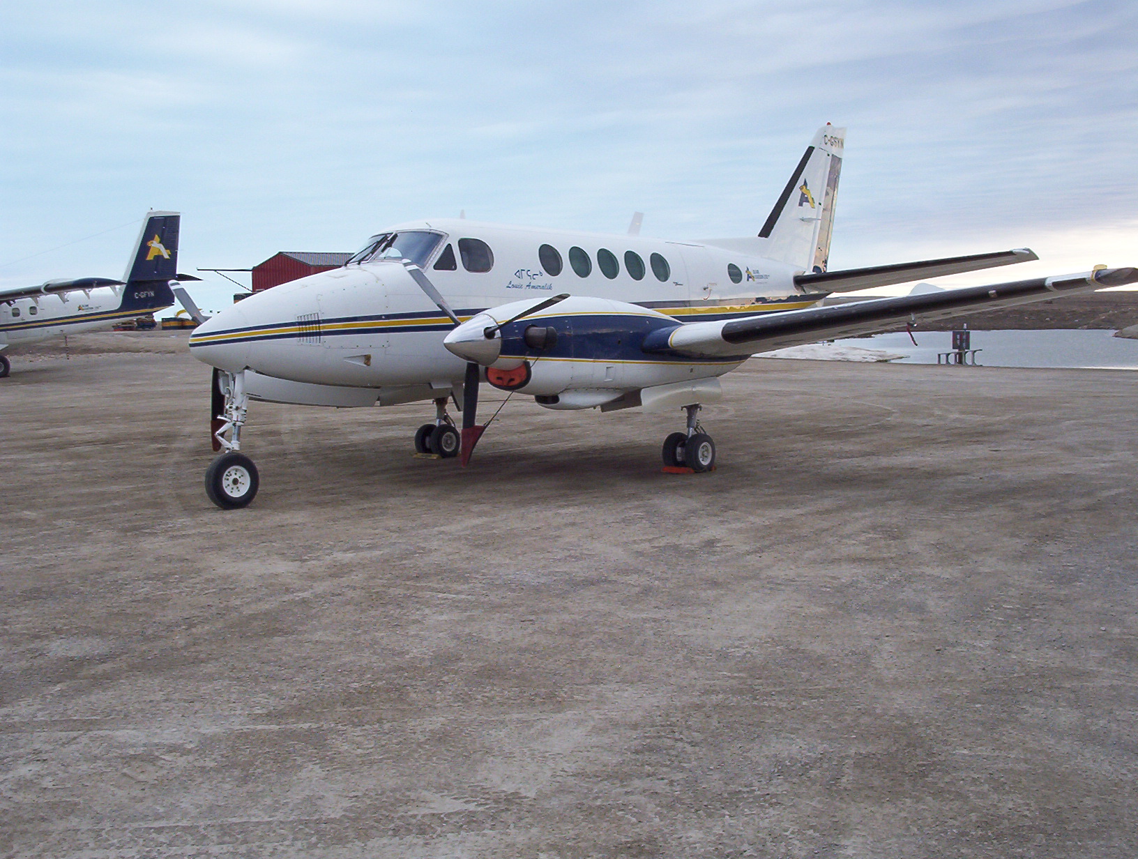 Le King Air C90, un turbopropulseur, photographié sur un tarmac prêt au départ.